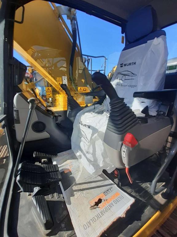 Komatsu PC210LCi-11 Photo 2
