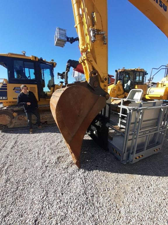 Komatsu PC210LCi-11 Photo 3