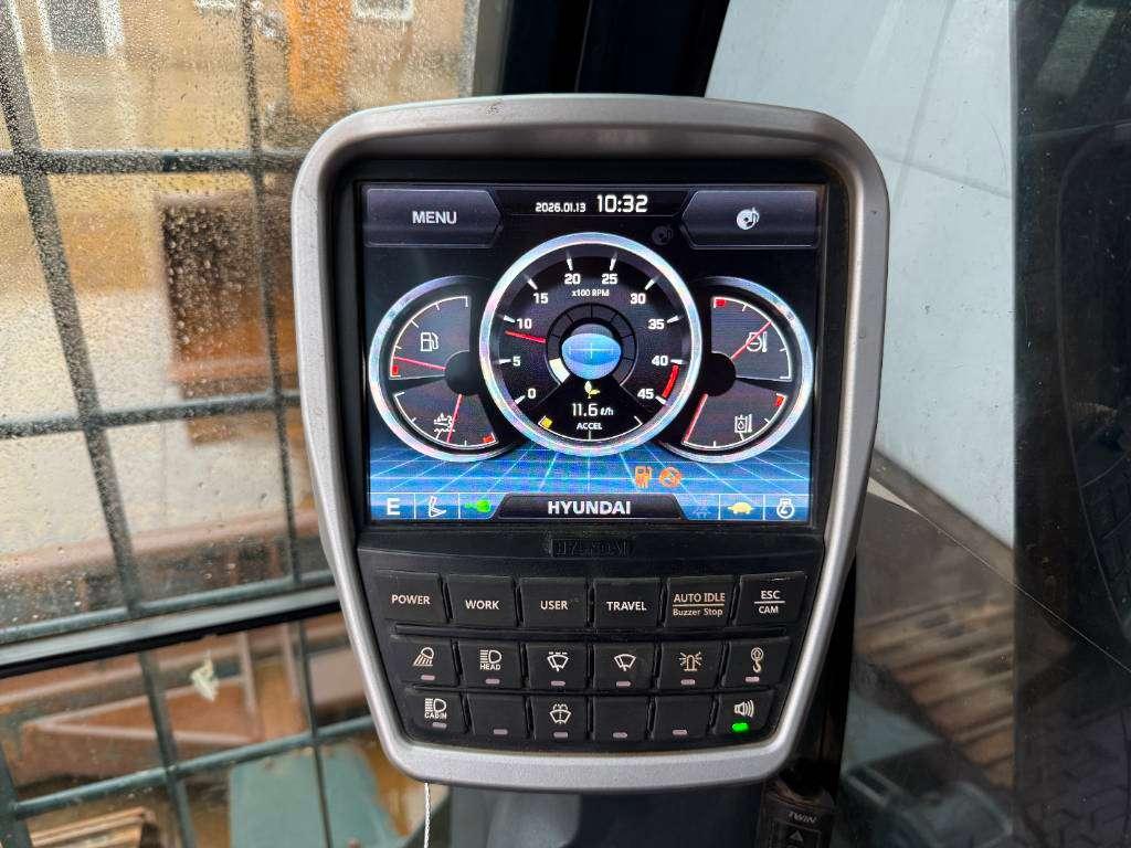 Hyundai HX235 LCR - Extra Bucket / Automatic Greasing Photo 12