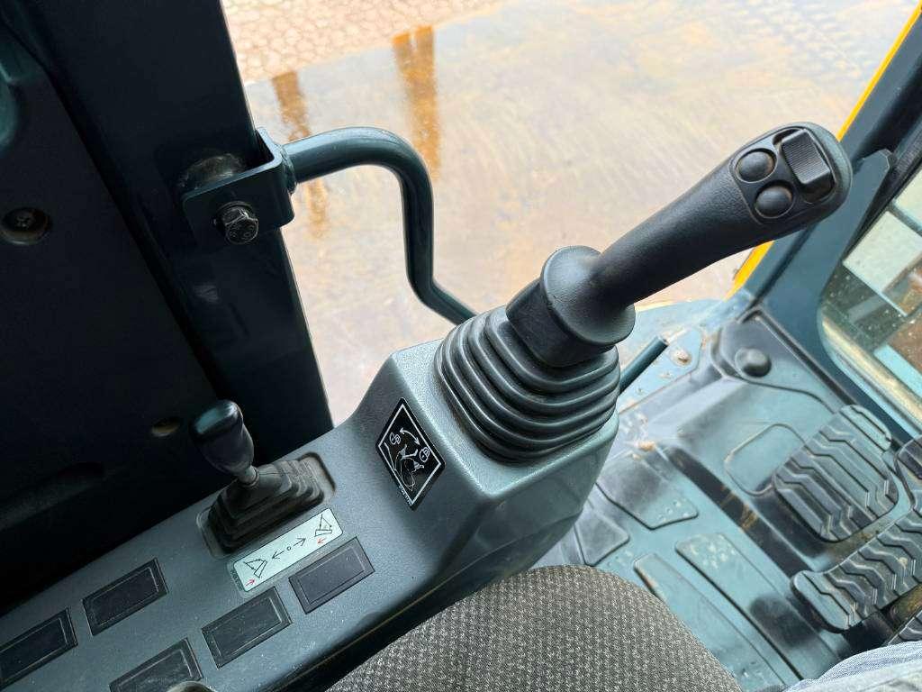 Hyundai HX235 LCR - Extra Bucket / Automatic Greasing Photo 13