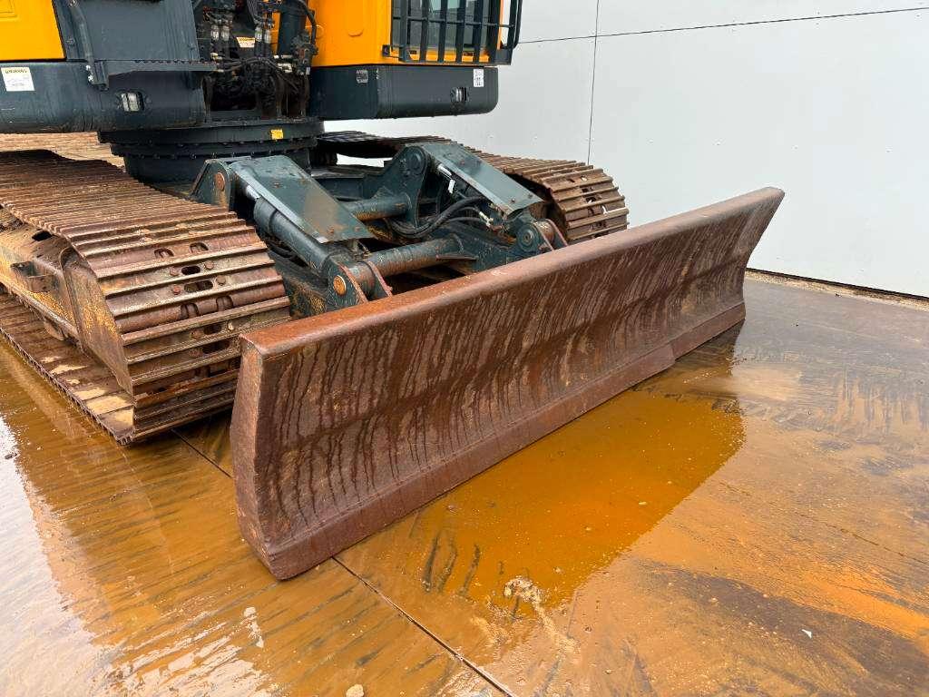 Hyundai HX235 LCR - Extra Bucket / Automatic Greasing Photo 25