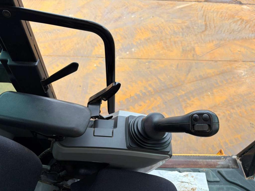 Caterpillar 320FL Photo 26