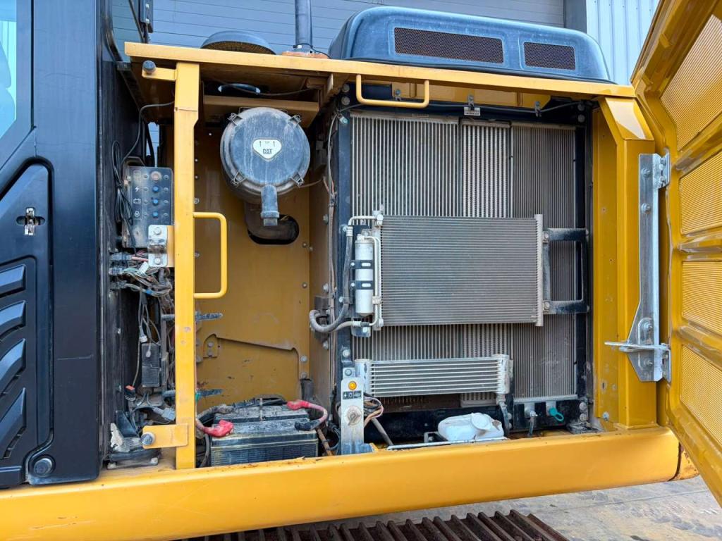 Caterpillar 320FL Photo 28