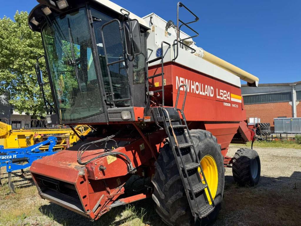 New Holland L524 Photo 4