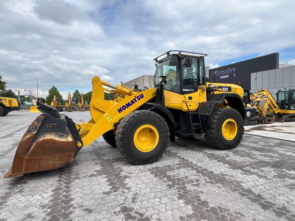 Komatsu WA320-7 Photo 1