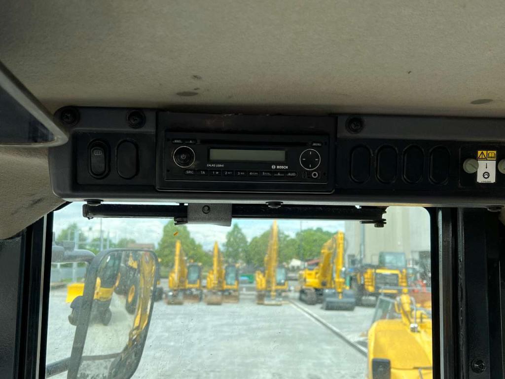 Komatsu WA320-7 Photo 10