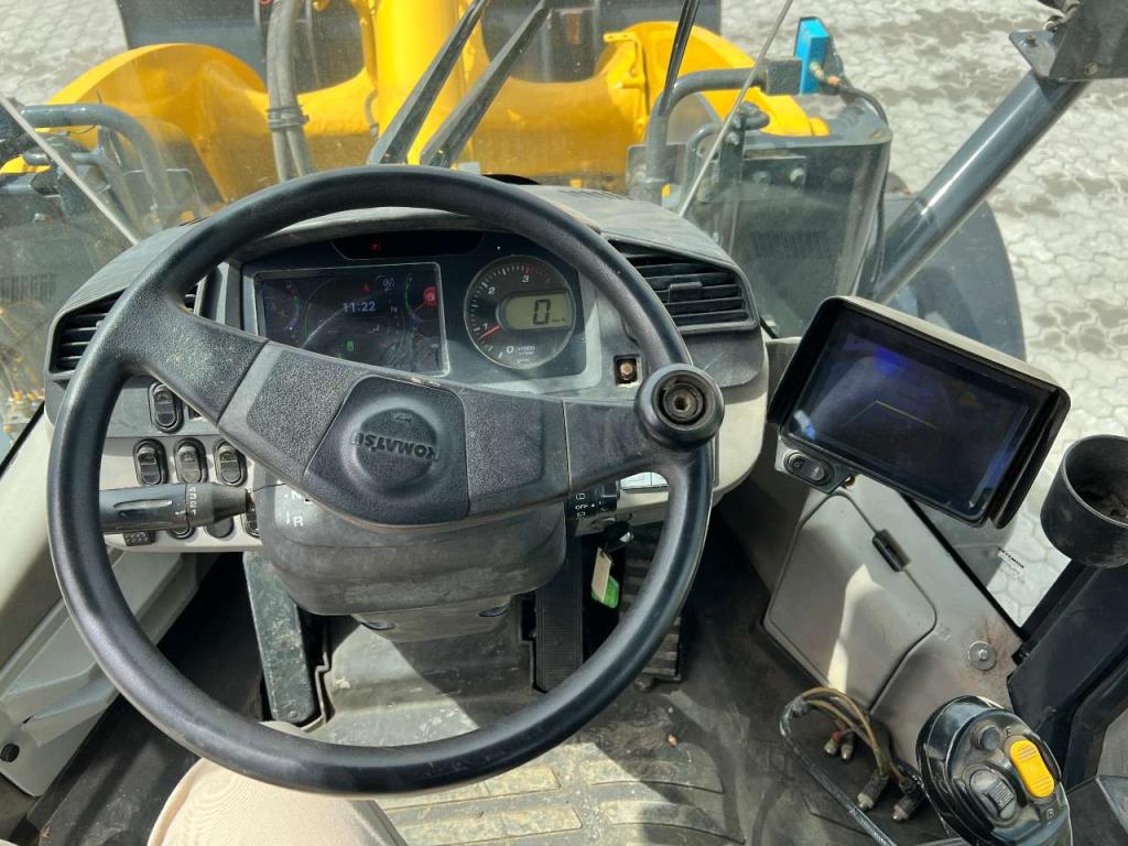 Komatsu WA320-7 Photo 11