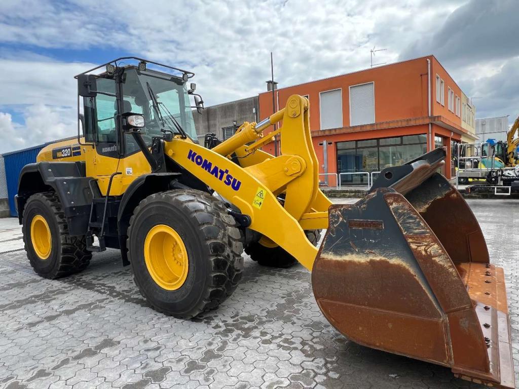 Komatsu WA320-7 Photo 3