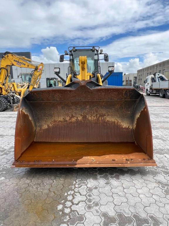 Komatsu WA320-7 Photo 4