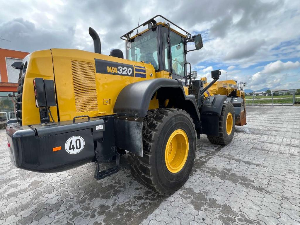 Komatsu WA320-7 Photo 8