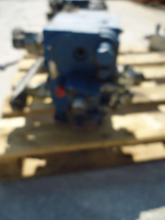 Hydraulic distributor for New Holland W270B Photo 2