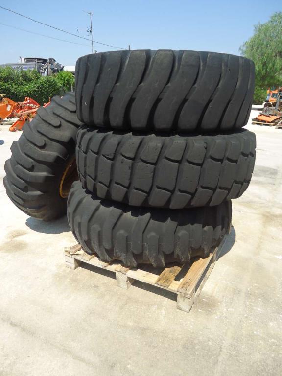 Tire with rim for Venieri 12.23 Photo 2