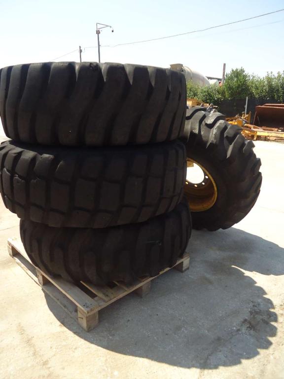 Tire with rim for Venieri 12.23 Photo 4