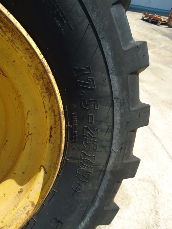 Tire with rim for Venieri 12.23 Photo 5