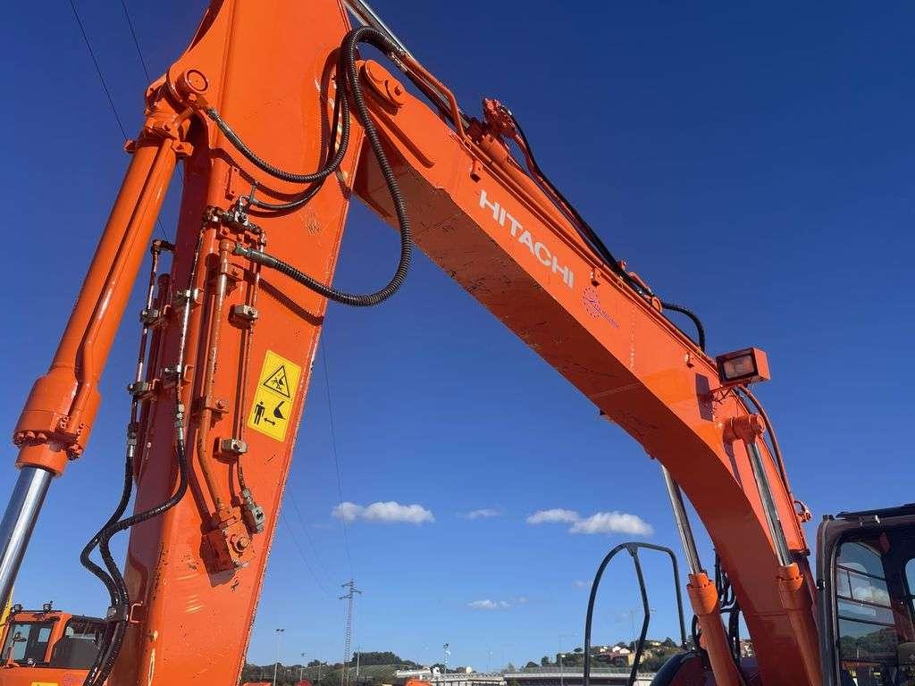 Hitachi ZX135 US Photo 3