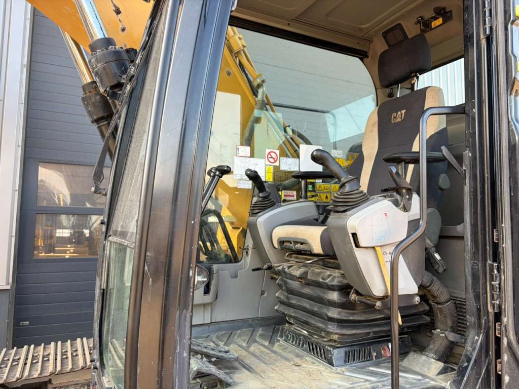 Caterpillar 320FL Photo 20