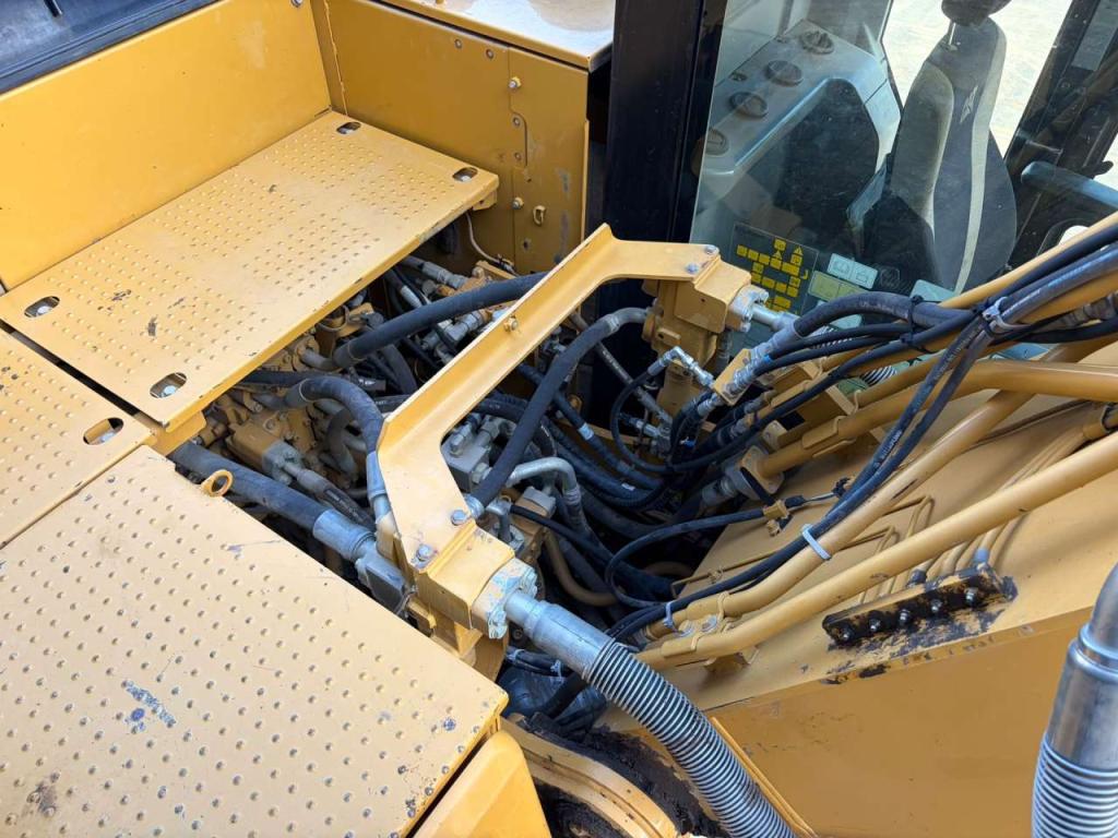 Caterpillar 320FL Photo 30