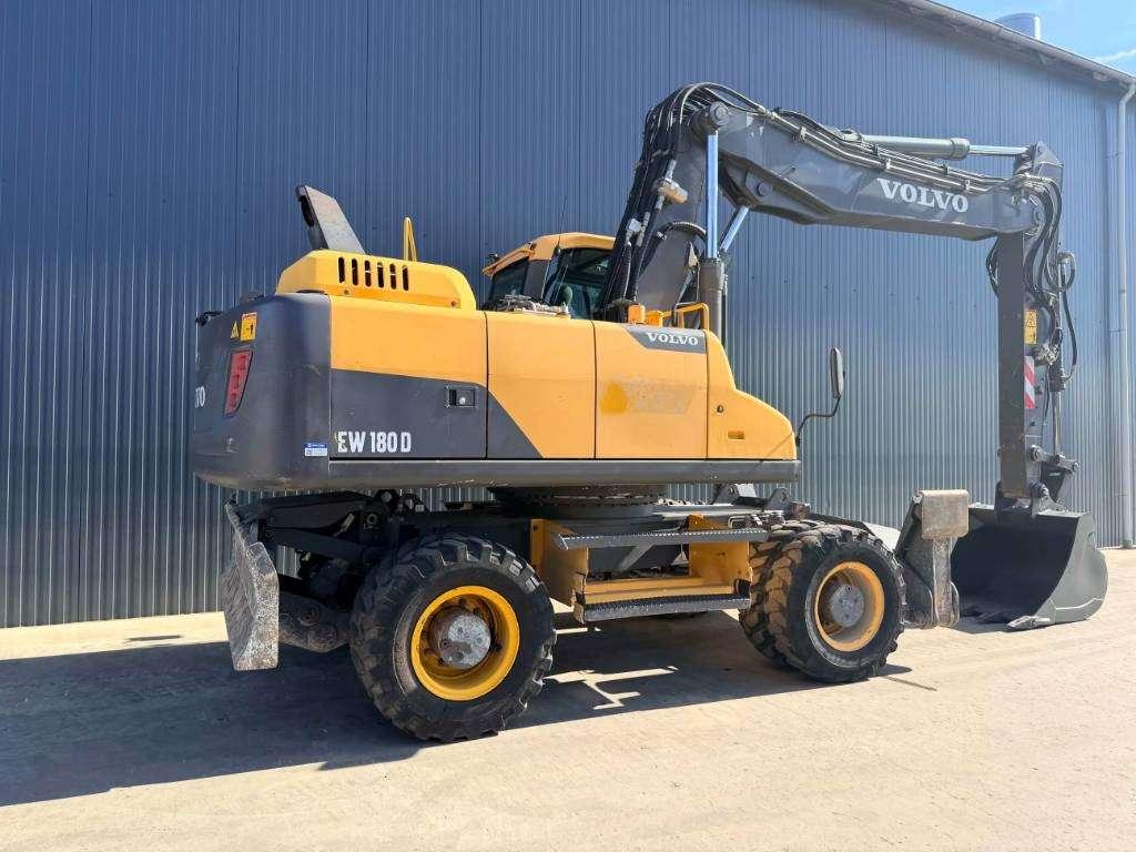 Volvo 180D Photo 4