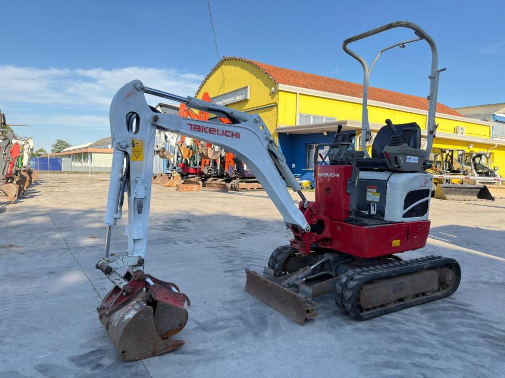 Takeuchi TB210R Photo 2
