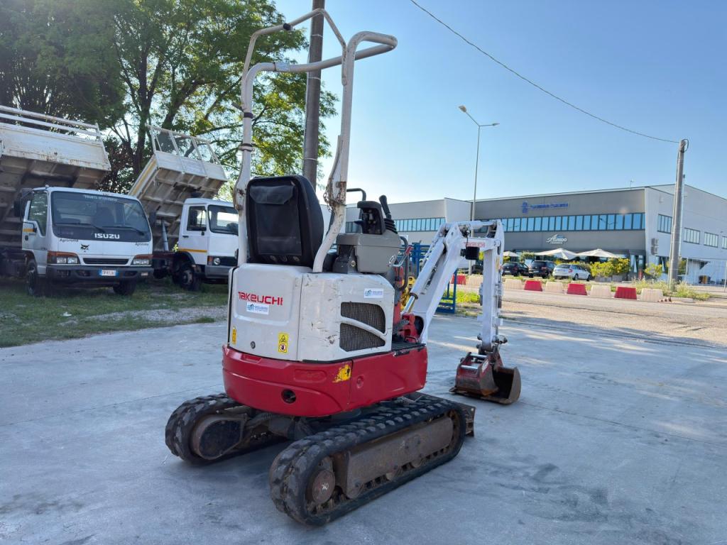Takeuchi TB210R Photo 4