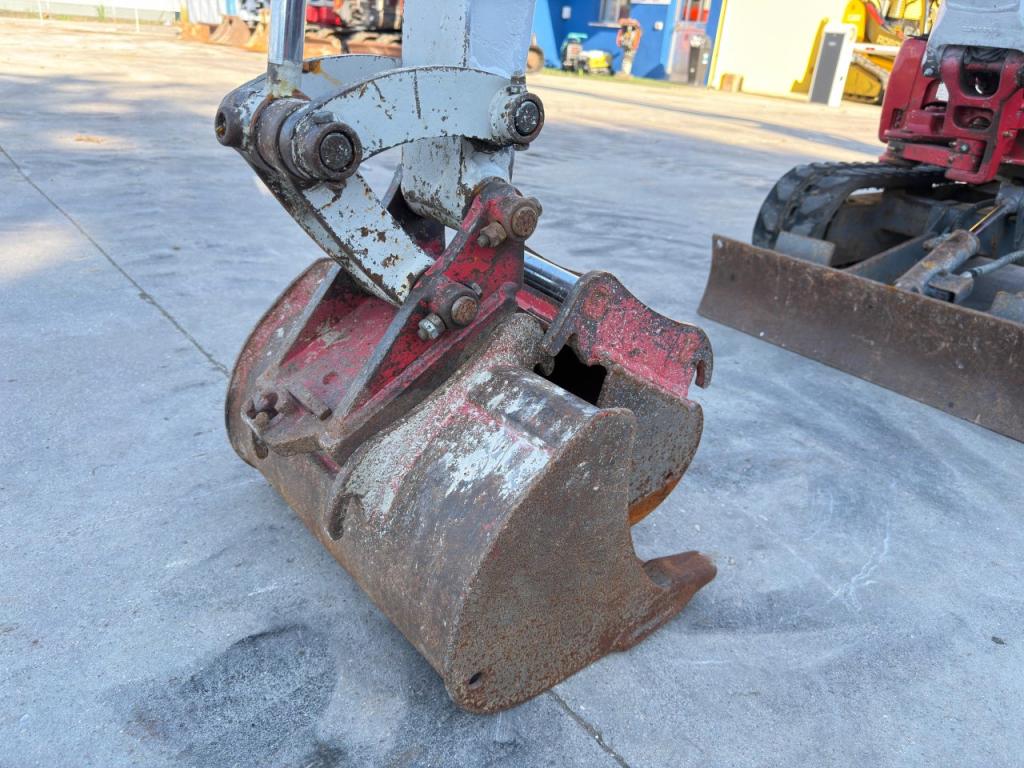 Takeuchi TB210R Photo 6