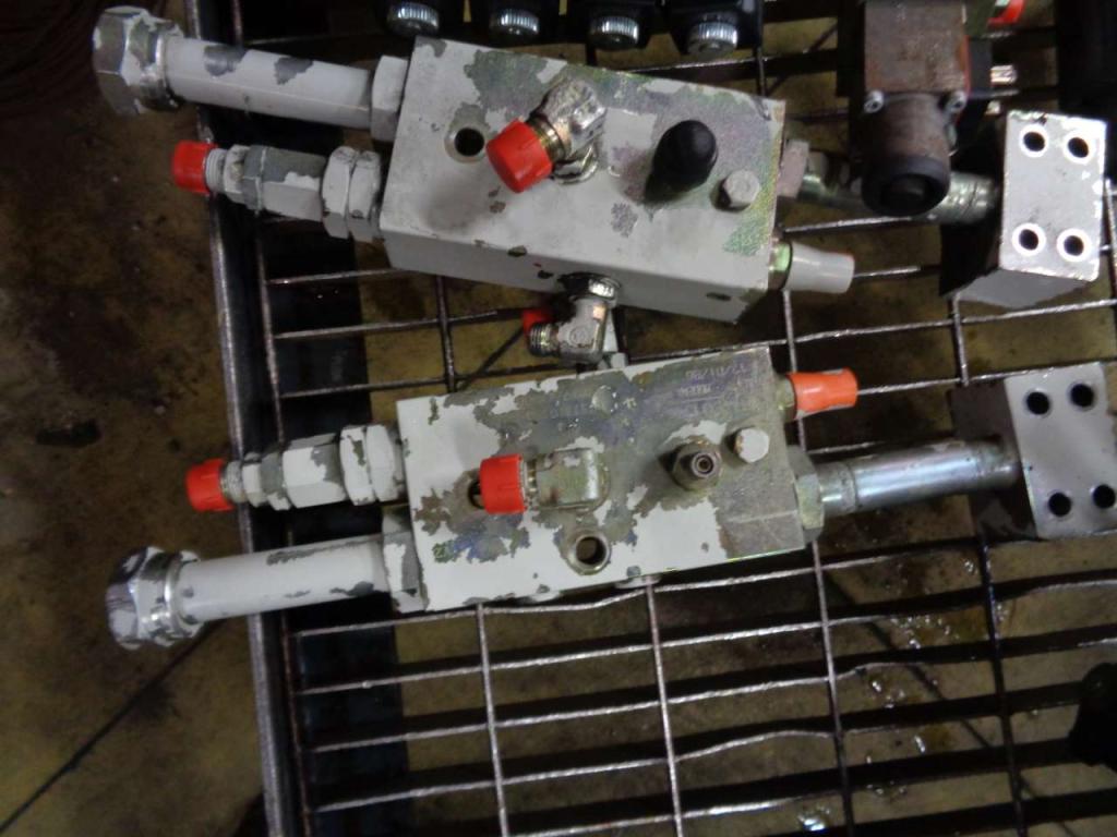 Arm drop prevention valve (block) for Takeuchi TB 1140 Photo 1