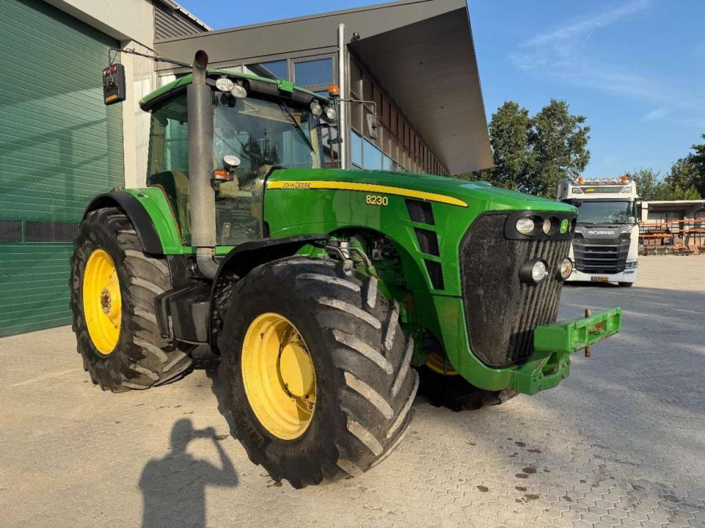 John Deere 8230 PowerShift - NO TLS Photo 2