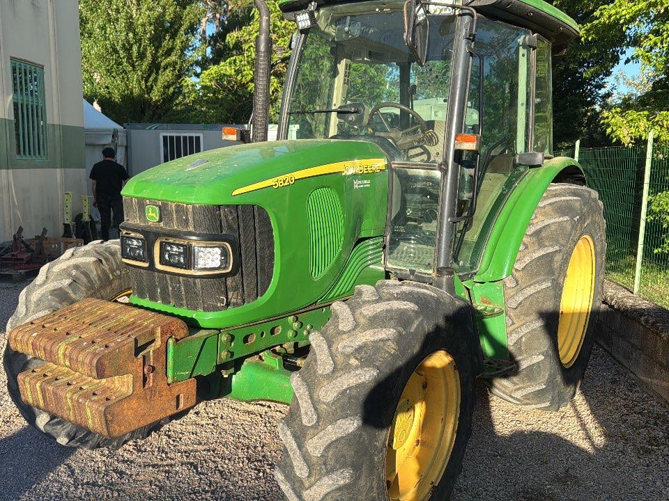 John Deere 5820 Photo 2