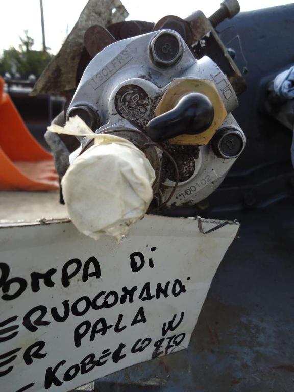 Servocontrol hydraulic pump for Fiat Kobelco W270 Photo 3