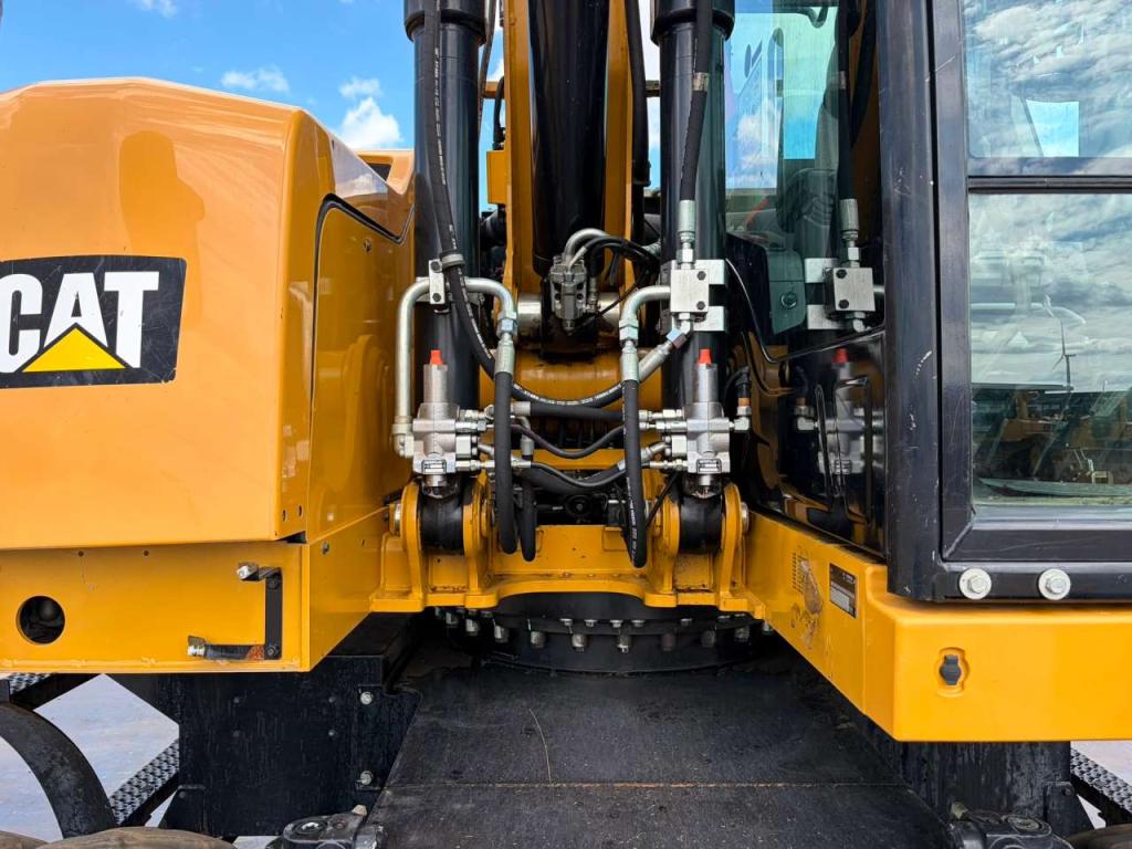 Caterpillar M316F Mobile excavator Photo 16