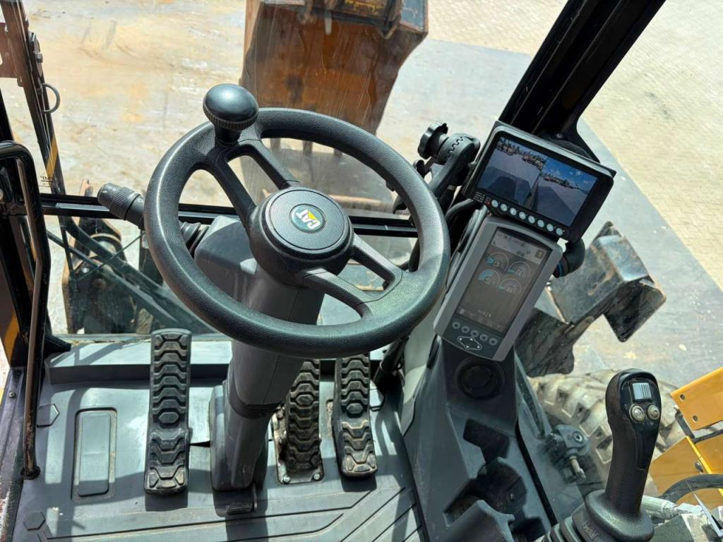 Caterpillar M316F Mobile excavator Photo 25