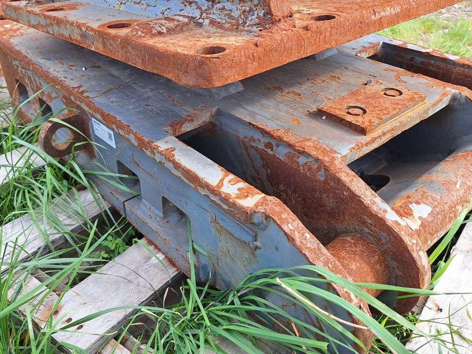 S2 for 25-32 ton excavators Attachment plate Photo 1