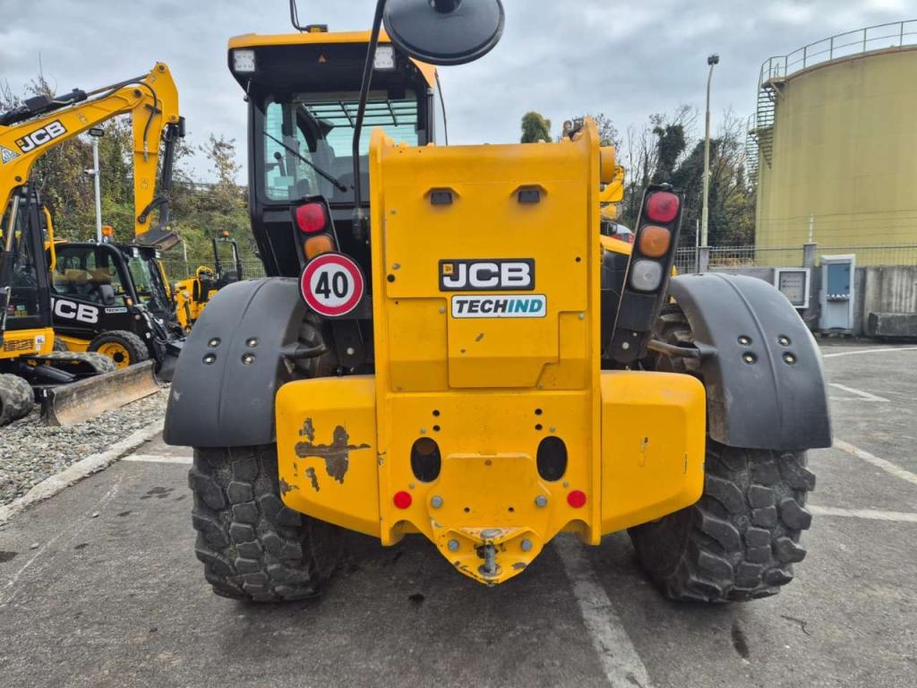JCB 560-80 Industry Photo 2