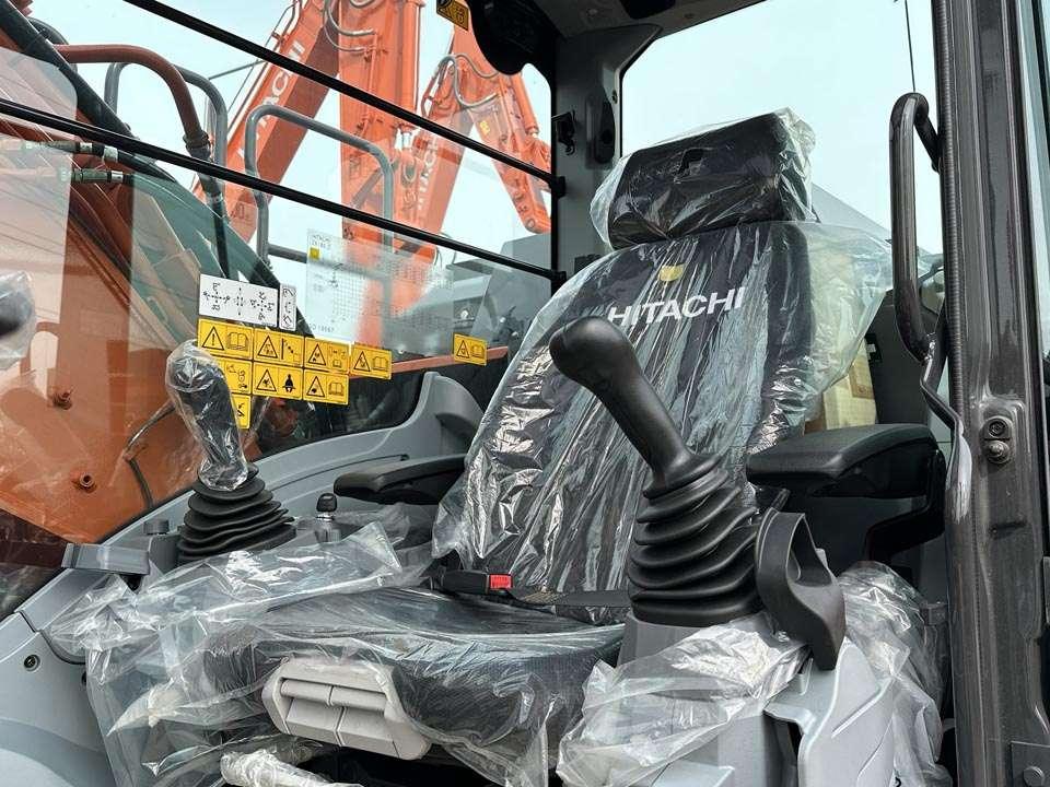 Hitachi ZX180LCN-7 Photo 15