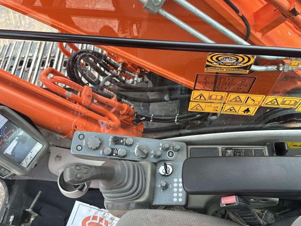 Hitachi ZX210LCN-5B Photo 14