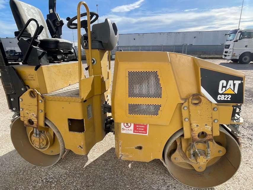 Caterpillar CB22 Photo 4