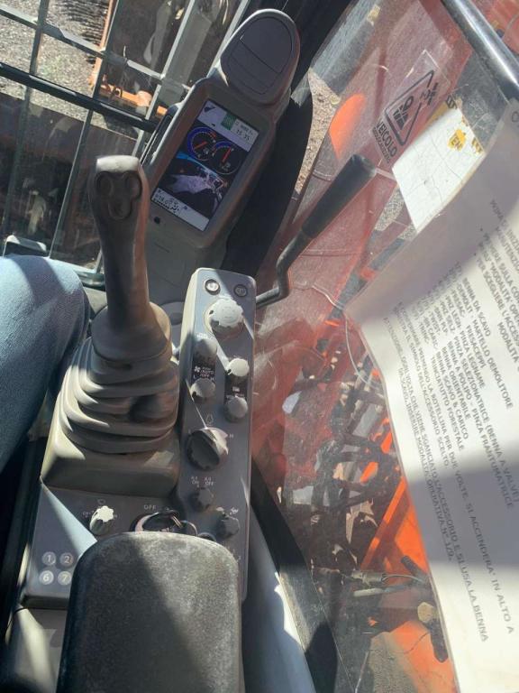 Hitachi ZX135US-5B Photo 10