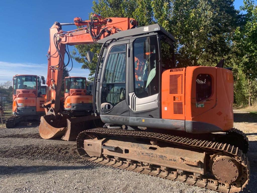 Hitachi ZX135US-5B Photo 16