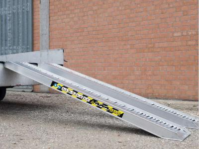 Coppia di rampe in alluminio Lunghezza 4.500 mm - Portata 6.300 kg sold by Progetto Rampe