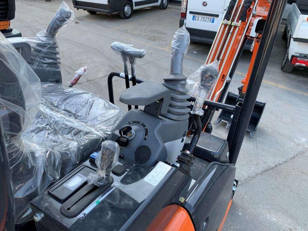 Hitachi ZX17U-6 YR Photo 6