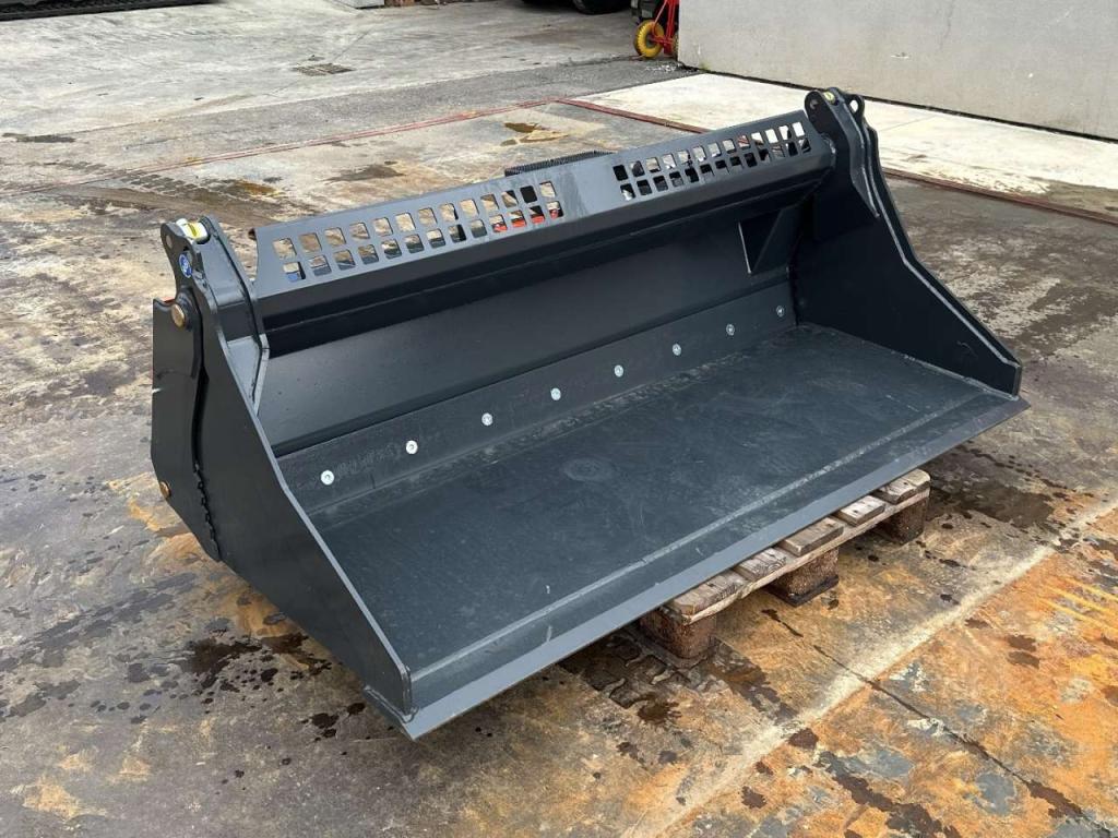 M4 4x1 Bucket Photo 2