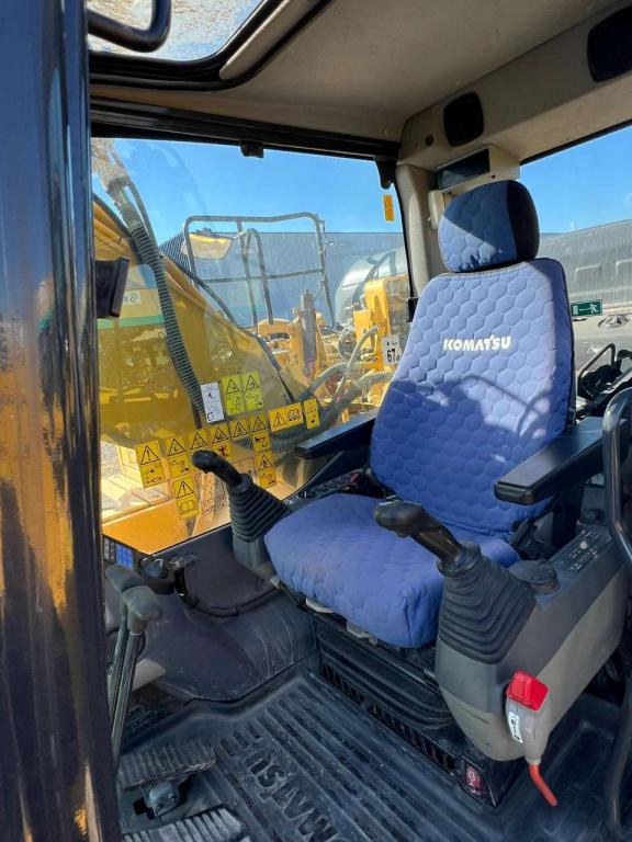 Komatsu PC210LCi-11 Photo 9
