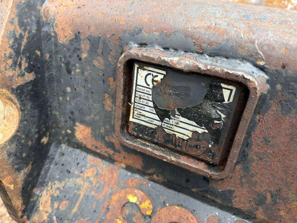 Takeuchi TB235 Photo 11
