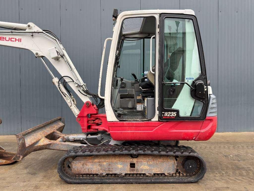 Takeuchi TB235 Photo 20