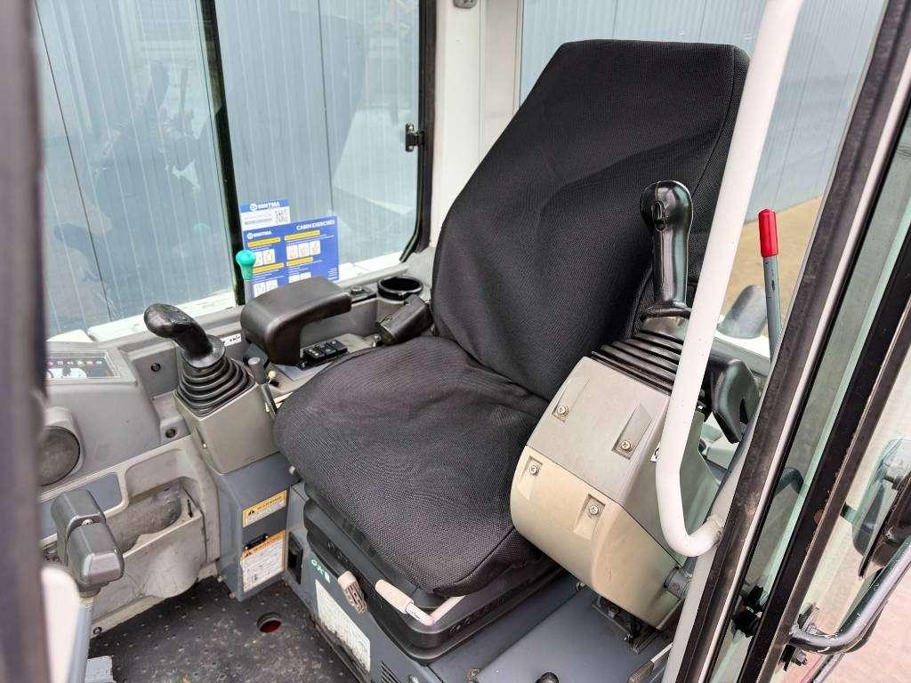 Takeuchi TB235 Photo 21