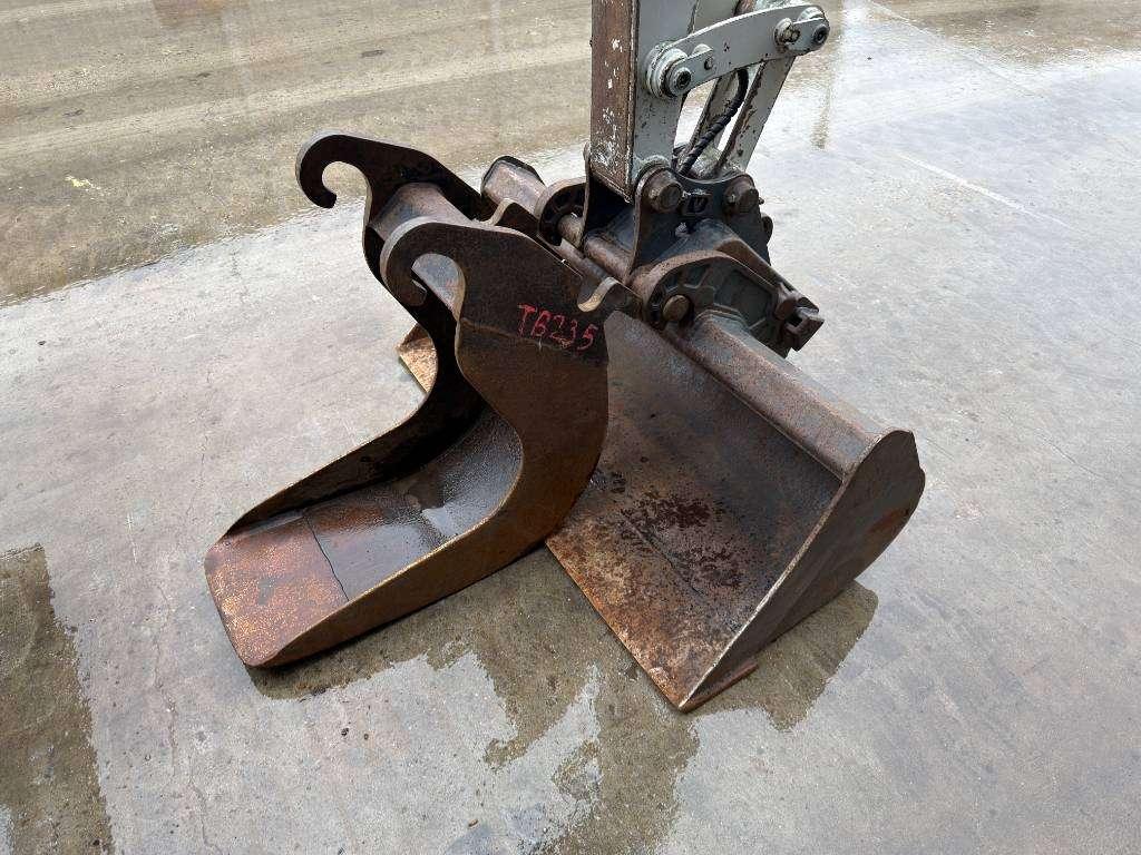 Takeuchi TB235 Photo 8