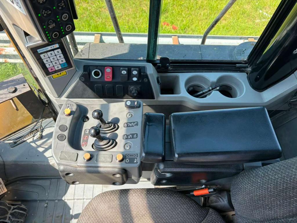 Caterpillar 966M Photo 17