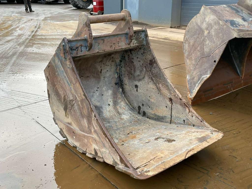 Komatsu PC240LC-10 Photo 16