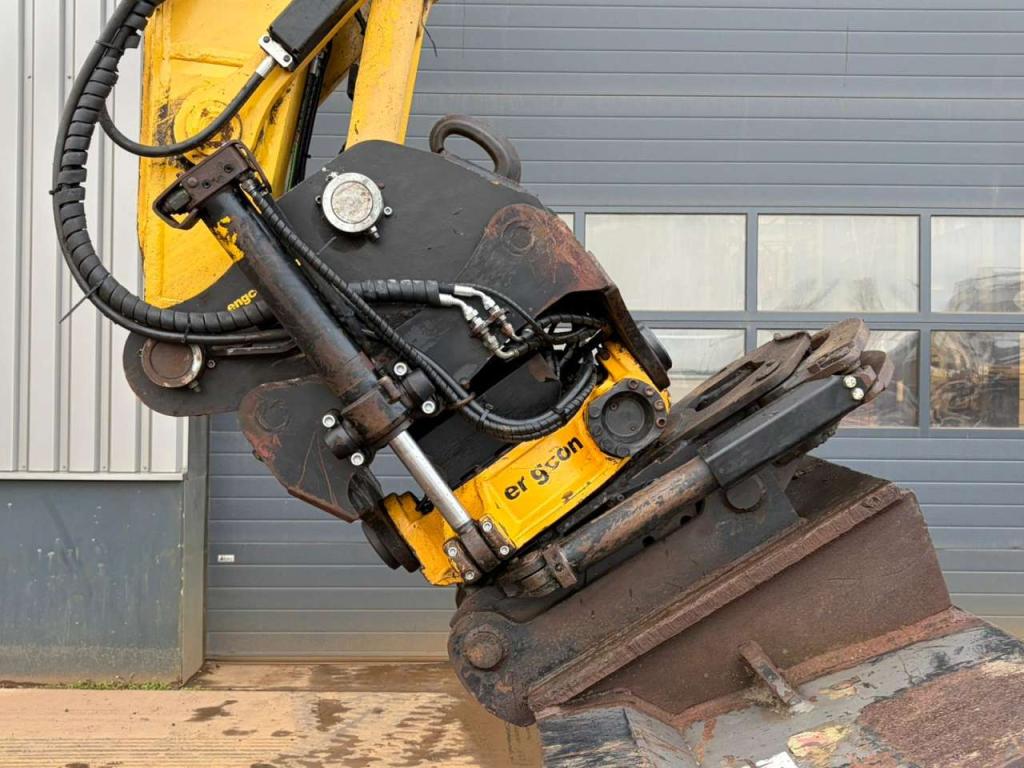 Komatsu PC240LC-10 Photo 17