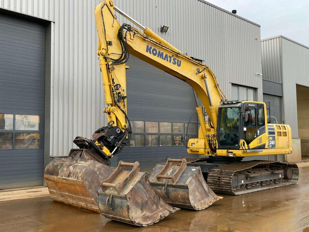 Komatsu PC240LC-10 Photo 2